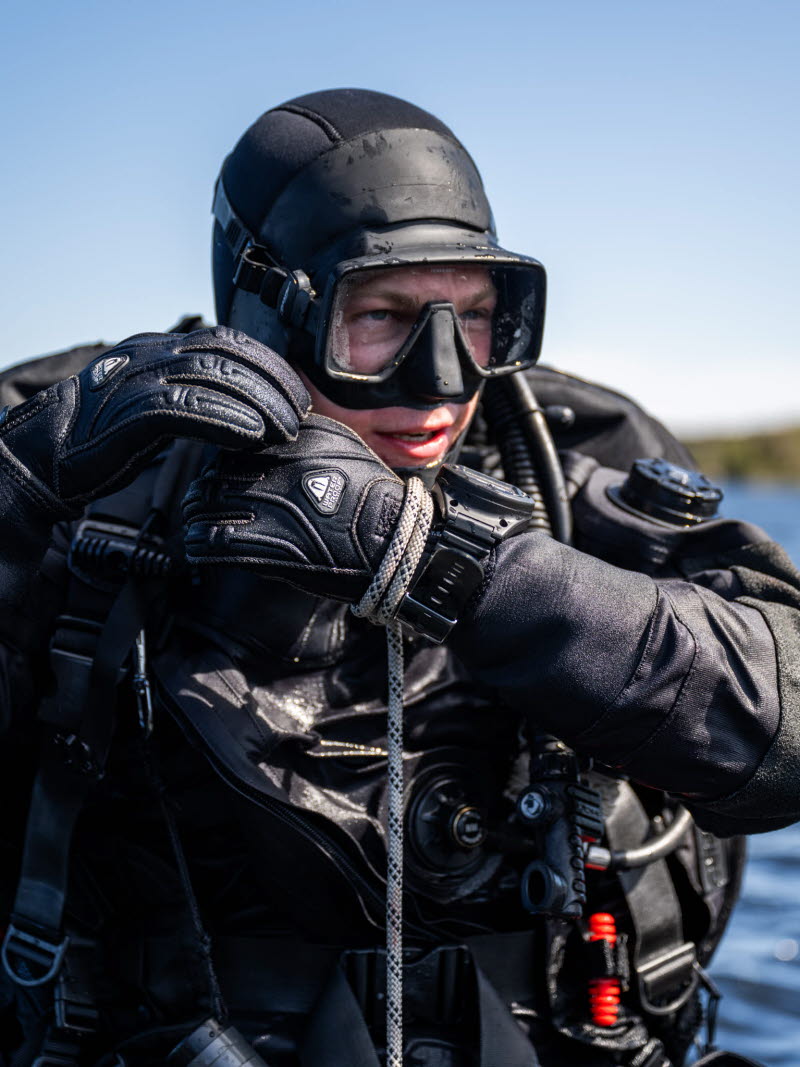 Marinen genomför under veckan sanering av oexploderad ammunition i Öresjö mellan Trollhättan och Uddevalla. Det är Röjdykardivisionen vid Fjärde sjöstridsflottiljen som bärgar de tändrör som dumpades av Försvarsmakten 1954. 
Efter att den oexploderade ammunitionen bärgats transporteras den till Sågebackens skjutfält där Röjdykardivisionens EOD-operatörer destruerar den.
