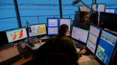 Elins kontor uppe i flygledartornet på Luleå Kallax flygplats. När vädret är klart har hon en av stans bästa utsikter.