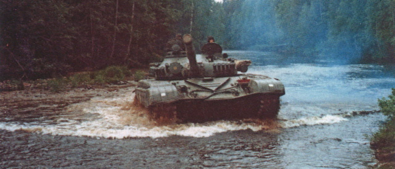 Försvarsmaktens test av framkomlighet med för Kalla kriget typiska ryska stridsvagnar, 1990-tal. Bilden är en del av forsvarsmakten.se/varhistoria.