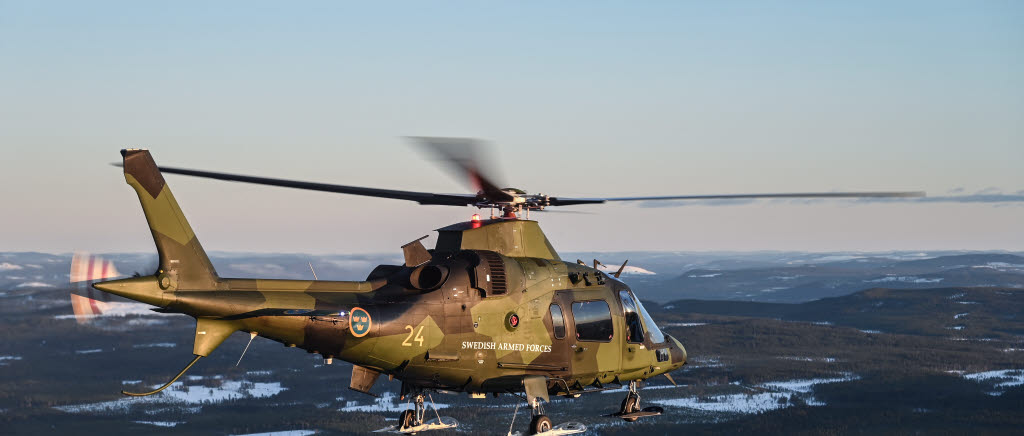 På Flygskolan utbildas helikopterpiloterna i att flyga under dygnets alla timmar och i olika typer av klimat och miljöer.