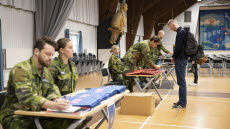 Militärer som sitter vid bord och skriver