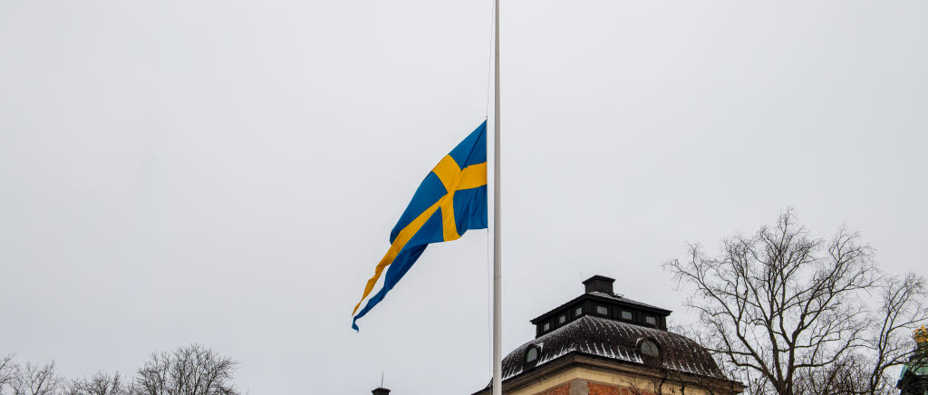 Flagga på halv stång vinter.