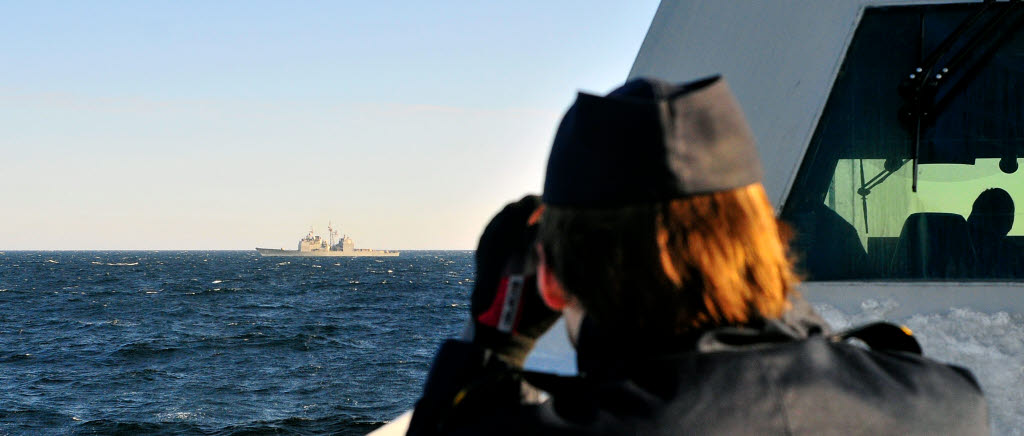 Samövning mellan korvetten HMS Härnösand och amerikanska kryssaren USS Hue City i februari 2017.
