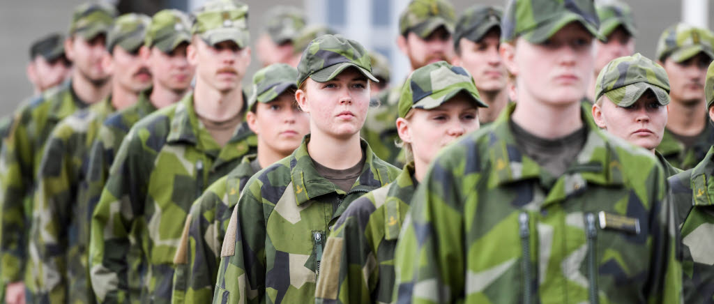 Försvarsmakten får en rejäl teknisk uppgradering när robot 98 nu ersätter det 40 år gamla systemet robot 70. Överlämningen från FMV till Försvarsmakten genomfördes med en ceremoni på Luftvärnsregementet i Halmstad.