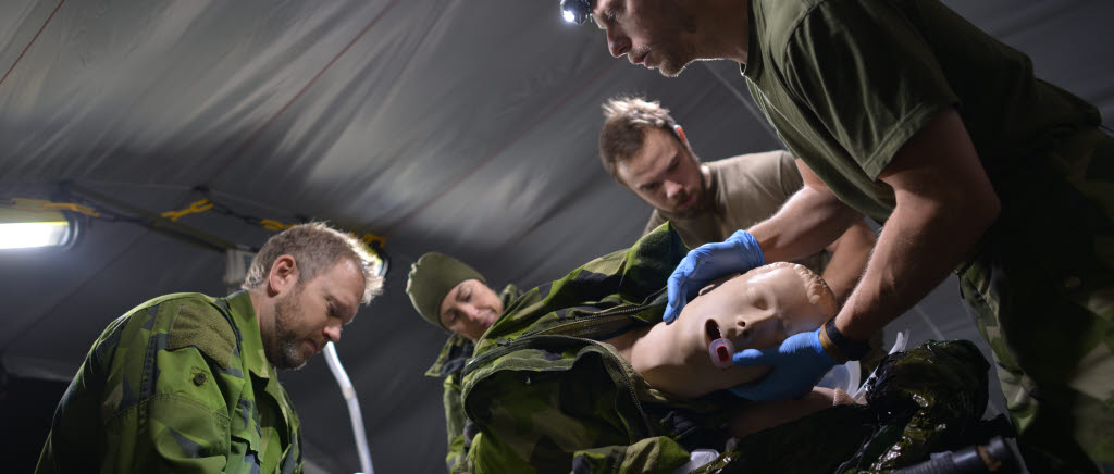 Lätt trauma grupp genomför grundläggande traumatroppsutbildning som sjukvårdsskolan K3 utvecklat och är ansvarig för. Under den här övningen är "patienten" medvetslös och det kommer blod ur munnen. Det är en mycket svår situation där patienten riskerar att kvävas om inte gruppen tar rätt beslut och lyckas med sin åtgärd