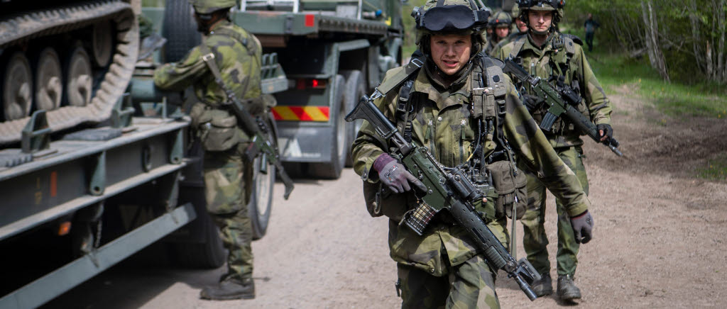 Tungtransportkompaniet lastar bandvagnar.

