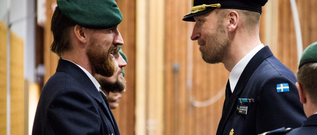 Överbefälhavaren beslutade om utdelning av medaljen, marintaktisk chef, flottiljamiral Anders Olovsson var en av de som fick äran att dela ut den.