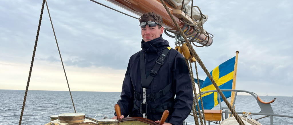 Skonertdivisionens fartyg är seglande klassrum där teori möter praktik – i verkliga situationer. Att kunna arbeta med tampar i dagsljus samt i mörker och att få känna av naturens krafter är en stor del av utbildningens grundpelare. Att lära sig sjömanskap handlar om att samarbeta, fatta snabba beslut och att leda under press. Här finns inget utrymme för att stå vid sidan av. Alla har sin post, alla är del av besättningen. 