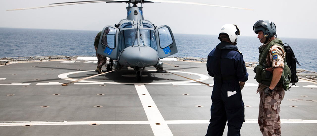 20100626 Sgt Anna Norén Combat Camera
Fältartisterna Jolly Rogerz underhåller ME02 på HMS Carlskrona i Djibouti.