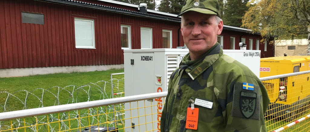 Henric Nilsson vid staket utomhus i Trängslet