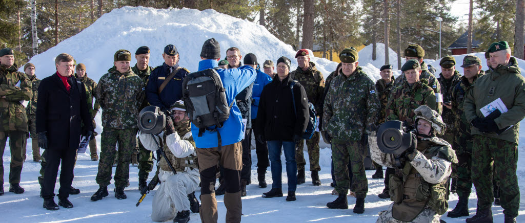 Representanter från SAAB tillsammans med soldater från deltagande nationer förevisade simulatorsystemen.