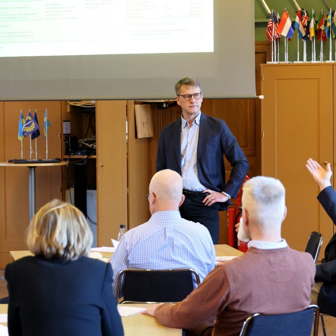 Anders Widén redovisar sitt arbete under kursen jämställdhetsintegrering för högre chefer på Managementenheten på Militärhögskolan Karlberg