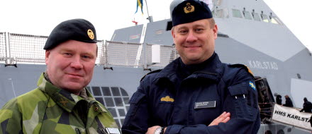 Bengt Fransson från Örebro-Värmlandsgruppen och fartygschefen Johan Spåhl. 