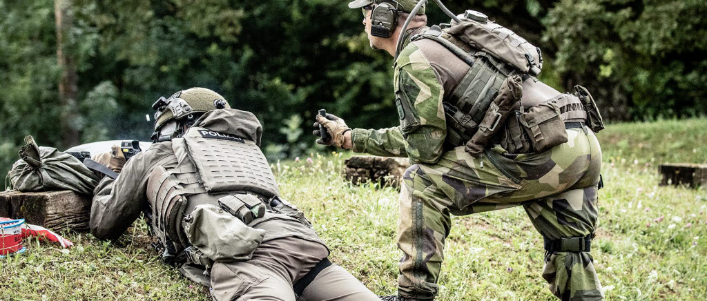 Furir Niklas Mäkipää, makstridsinstruktör vid Hemvärnets Upplands- och Västmanlandsgrupp agerar domare åt en av de schweiziska tävlingsdeltagarna.