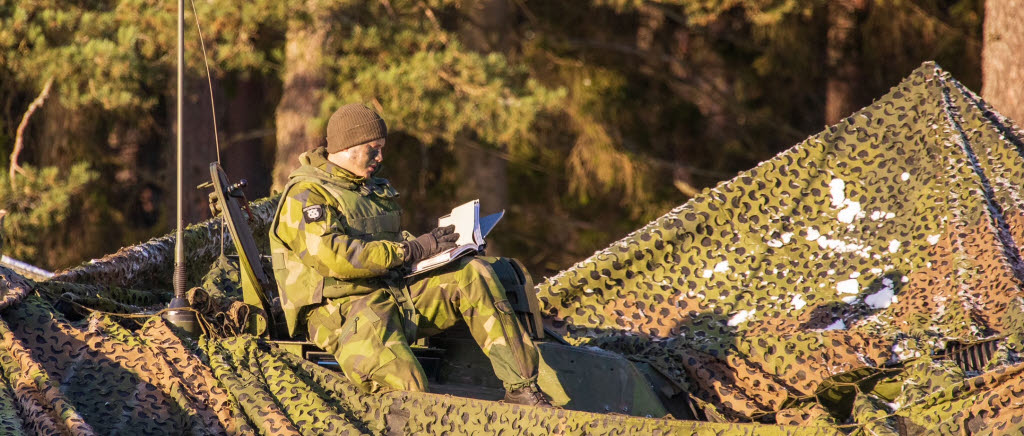 Soldat som läser i solen