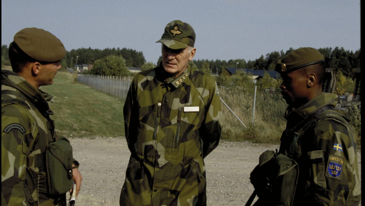 General Owe Wiktorin (Sveriges ÖB 1994-2000)i samtal med två KFOR soldater Lt Mikael Widelund och Seg Michael Sulusi-Sjö