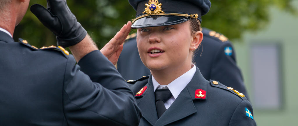 Kadett gör honnör under ceremonin för reservofficerskadetterna 21-22 vid MHS H.