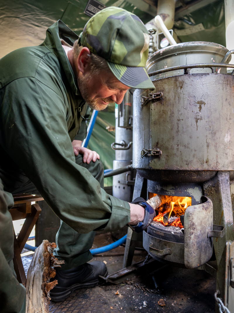 Den energirika björkveden ger bra värme för den storskaliga matproduktionen.

