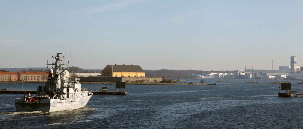 HMS Vinga är ett minröjningsfartyg. Här lämnar hon Karlskrona Örlogshamn för övningar i mars 2017.