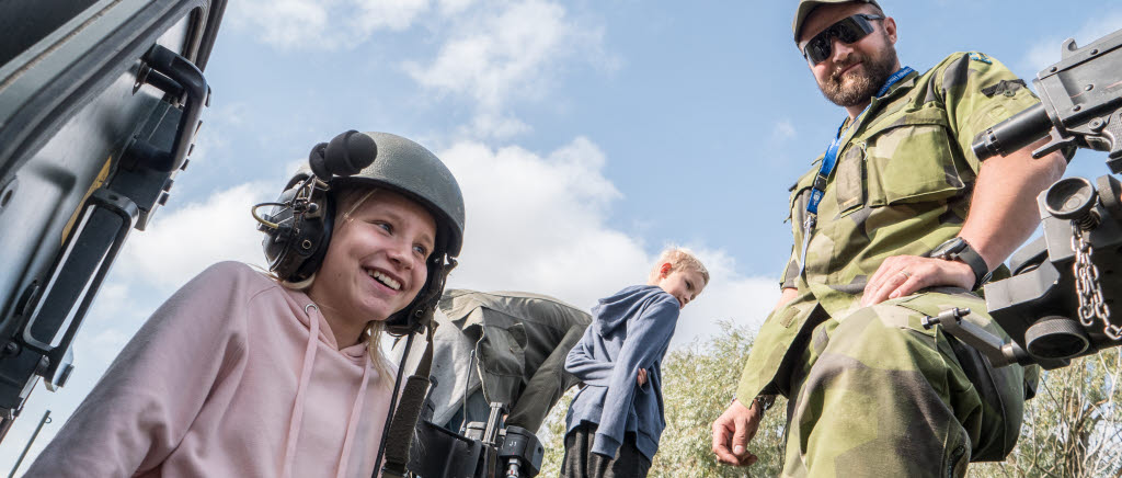 Intresset var stort när Försvarsmakten som en del av Aurora 17 under söndagen bjöd in allmänheten till en spännande dag på Gärdet i Stockholm.

Många köade för att få titta närmare på Försvarsmaktens fordon, här Minna och Max på en pansarterrängbil 360.