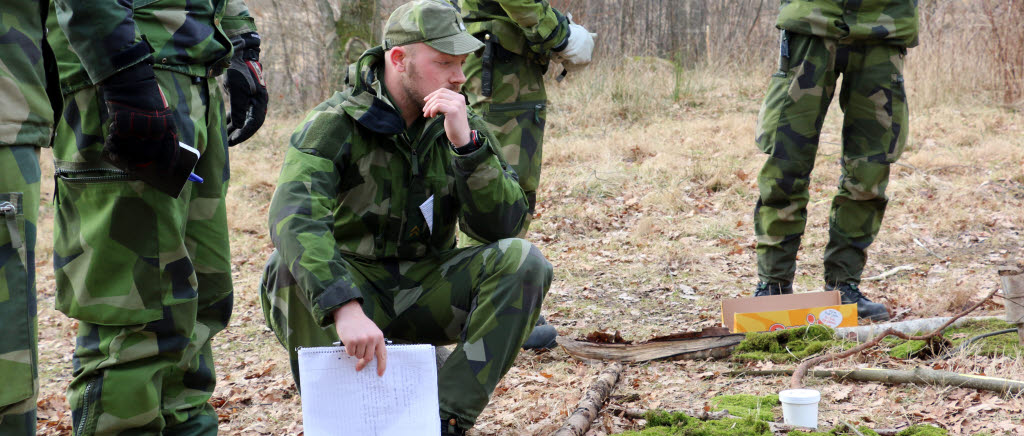 Anpassad specialistofficersutbildning (ASOU) på Militärhögskolan i Halmstad. Bedömande metodik och ordergivning ingår i Taktisk grundkurs.