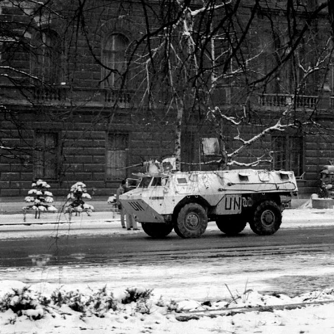 En pansarbandvagn utanför presidentpalatset i Sarajevo vintern 1992-93. United Nations Protection Force (UNPROFOR) var den första fredsbevarande FN-styrkan i forna Jugoslavien under de jugoslaviska krigen. Den existerade från början av FN:s inblandning i februari 1992 till dess omstrukturering till andra styrkor i mars 1995. UNPROFOR bestod av nästan 39 000 man, 320 av dem dödades i tjänsten. Den bestod av trupper från ett tjugotal länder som till exempel Argentina, Bangladesh, Kenya – och Sverige. En del av forsvarsmakten.se/varhistoria.