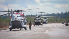 Svenska och finska NH 90-helikoptrar på finsk fältbas.