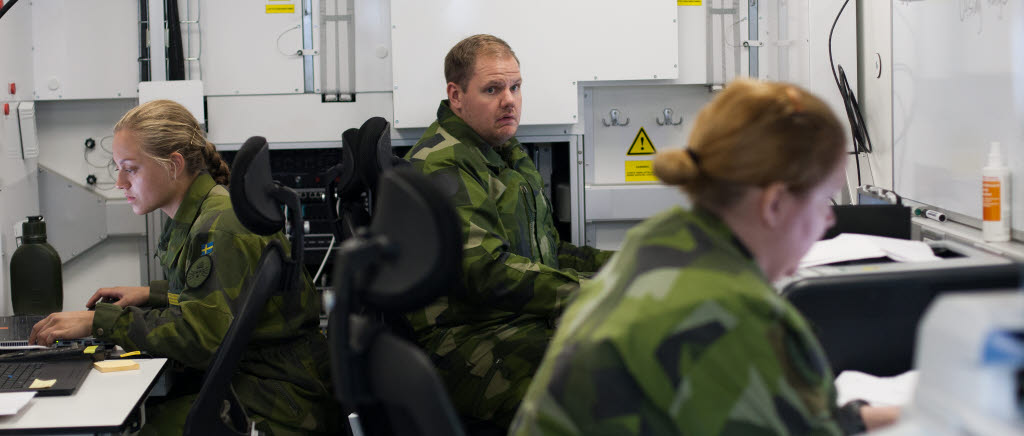 Aurora 17. En stor del av arbetet på brigadstabens ledningsplats sker inuti containrar.