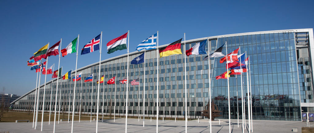 Flaggor framför Natos högkvarter utanför Bryssel. 