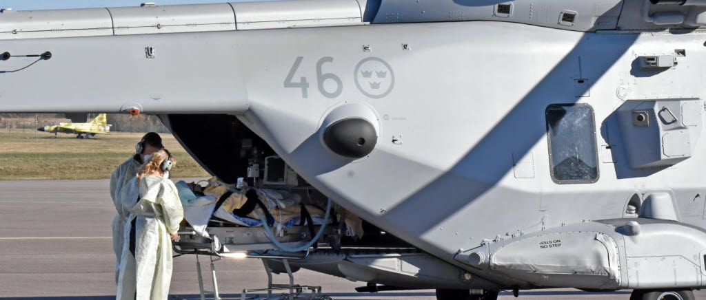 200417 Försvarsmakten levererar efterfrågad ny förmåga - militär helikoptertransport av Covid-19 patienter. En förmåga som under mycket kort tid har byggts upp av flera förband i Försvarsmakten och FMV som tillsammans med civila sjukvården kommer bistå civila samhället. Nationell resurs.
Helikopter 14 har en bakre lastramp i samma höjd som bårvagnen vilket gör att båren kan skjutas in direkt i helikoptern.
