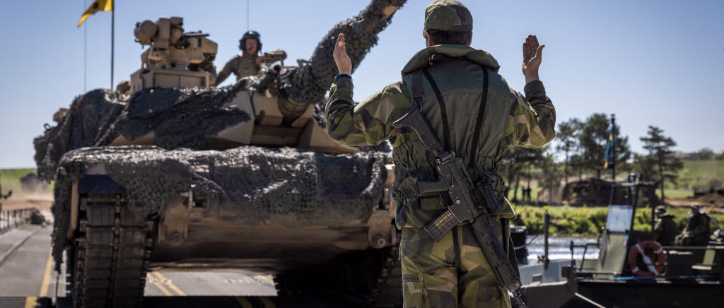 Svenska och amerikanska soldater upprättar gemensamt Däcksbro 300 över floden Narew under övning Defender Europe 22 i Polen.

Övning Defender Europe 2022 är en USA-ledd övning som genomförs på olika platser i Europa. Försvarsmakten deltog med ett reducerat kompani från Ing 2, Göta ingenjörregemente som tillsammans med amerikanska förband byggde två förbindelser över två olika vattendrag i Polen.