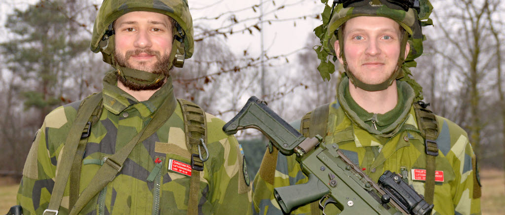 Från C LvSS övning på Ringenäs skjutfält utanför Halmstad, 2018-01-24

Kadetterna Christian Plass och Philip Gunnérus har en bakgrund som soldater vid luftvärnsbataljonen men valde att läsa vidare till officer. Nu har de deltagit i C LvSS övning och till sommaren blir det examen på Karlberg.