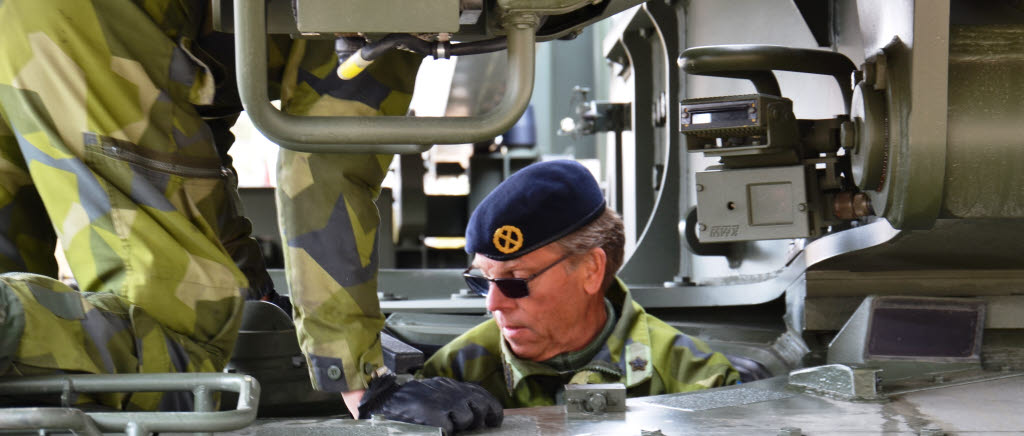 Anders Carell, chef system- och produktionsledningen för arméförbanden vid Försvarets materielverk, fick en demonstration av funktionerna i brobandvagn 120.