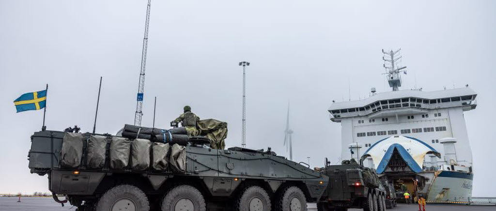 Lastfordon lastar utrustning på färja