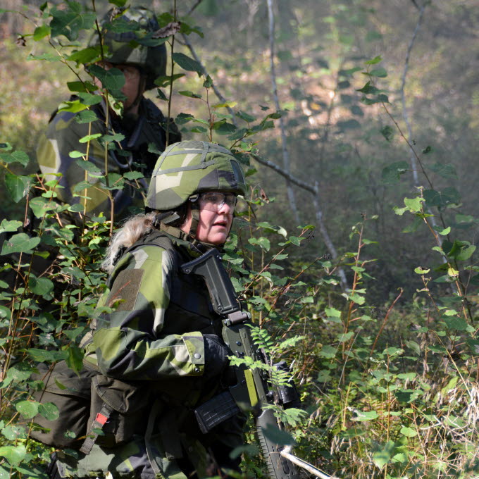 Gunilla Sundqvist, psykolog vid Försvarsmaktens Veterancentrum genomför sin första övning med gruppstrid. Hon tycker att hon har fått ett bra stöd av såväl instruktörer som sina kollegor.