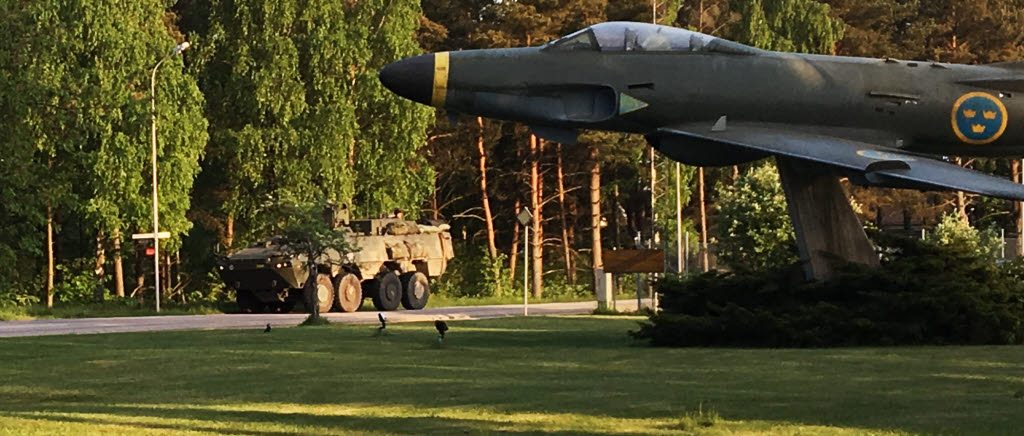 P 7 anländer till Blekinge flygflottilj, F 17, i ett antal Pansarterrängbilar av typ 360. 