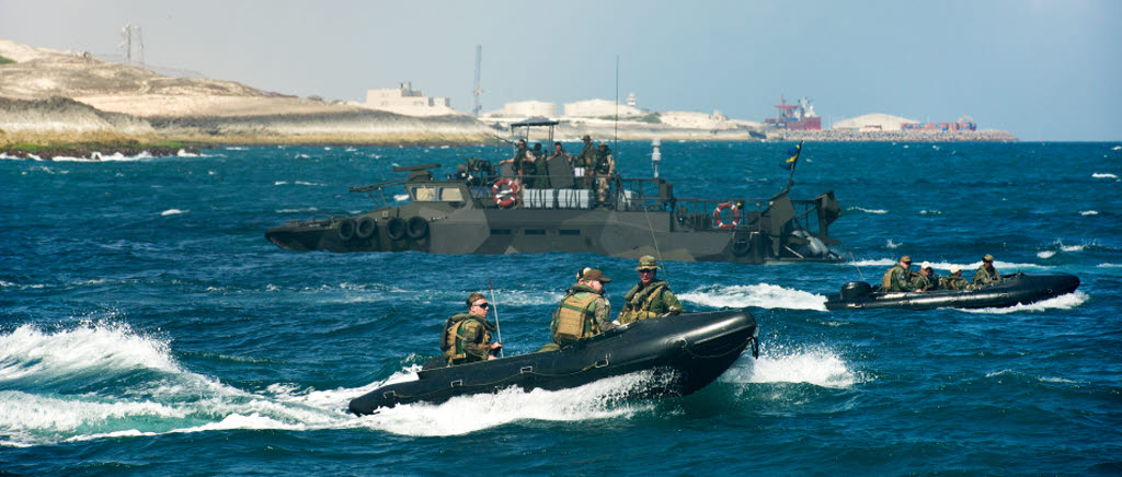 Som en del av EU Naval Force beredduppgift (secondary support task) levererar fartyget HNLMS Johan de Witt två fordon till EUCAP Nestor. Detta sker genom en logistikoperation mot flygplatsen i Mogadishu. Svenska stridsbåtar agerar platformar för spaning och undersökning av stranden under den förberedande fasen och som närskydd för landstigande delar via den holländska LCU:n (Landing Craft Utility) under genomförandefasen.