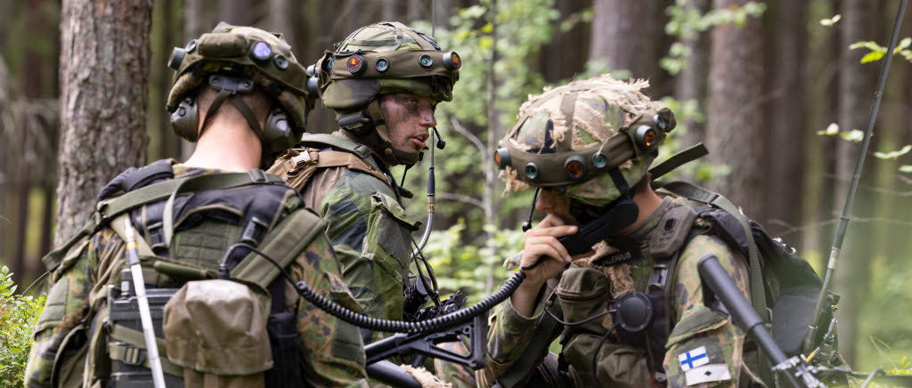 Plutonchef för tredje pluton "CHARLIE" samverkar med signalister ur finska försvarsmakten under RUK bataljonsövning, Finland. 