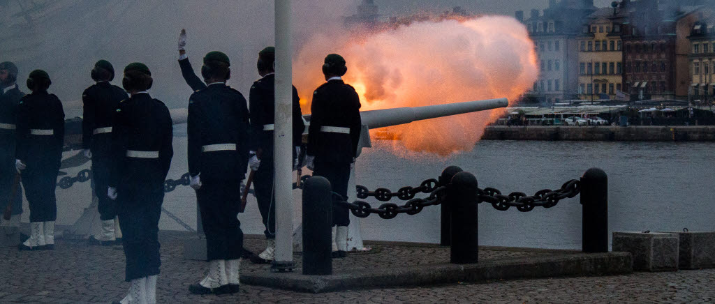En och annan stannar upp medan skotten dånar över Stadsgårdskajen.