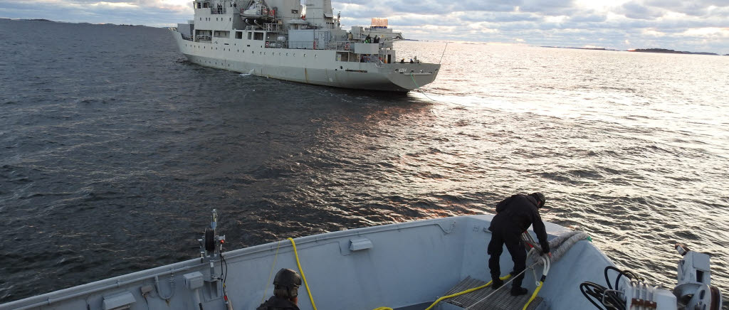 Stödfartyget HMS Trossö och ett av de svenska minröjningsfartygen. 