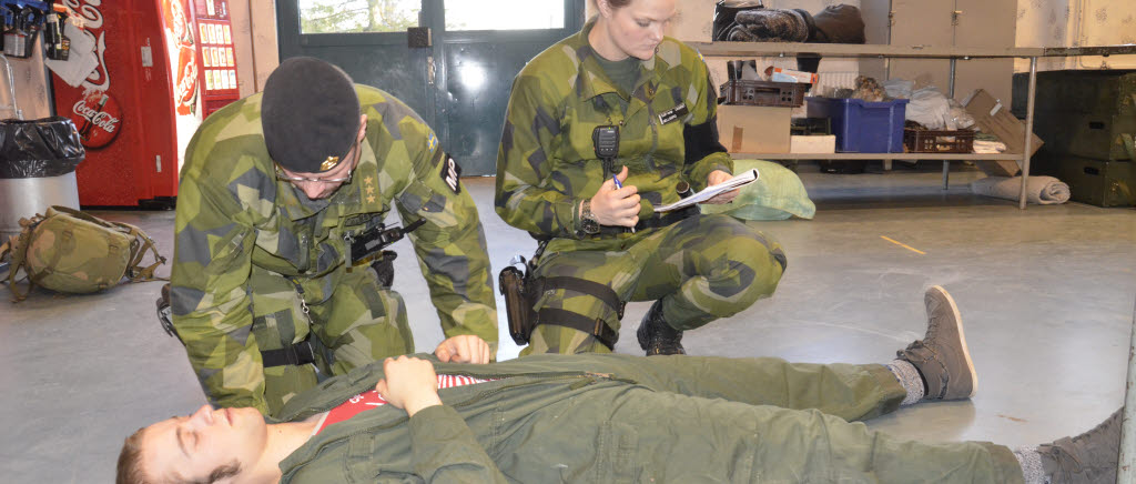 En figurant spelar att han fått en hjärnskada efter en misshandel. två MP utreder händelsen. 