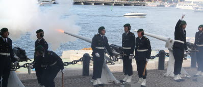 Victoriabataljonen (andra amfibiebataljonen), sköt salut från Skeppsholmen med anledning av prinsessan Lenores dop