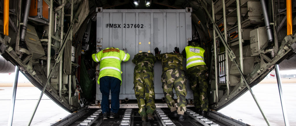 Det går åt handkraft för att få containern på precis rätt plats i lastutrymmet.