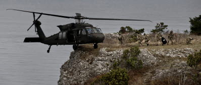 Operatörer från Särskilda operationsgruppen (SOG) ilastar helikopter 16, Blackhawk under övning på Gotland. Specialförband.
