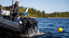 Marinen genomför under veckan sanering av oexploderad ammunition i Öresjö mellan Trollhättan och Uddevalla. Det är Röjdykardivisionen vid Fjärde sjöstridsflottiljen som bärgar de tändrör som dumpades av Försvarsmakten 1954. 
Efter att den oexploderade ammunitionen bärgats transporteras den till Sågebackens skjutfält där Röjdykardivisionens EOD-operatörer destruerar den.
