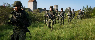 Operativa reserven patrullerar längs med ringmuren i Visby. 