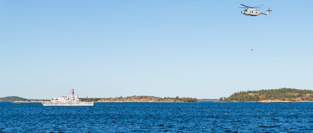 Undervattensstrid med tung helikopter och minröjningsfartyg.