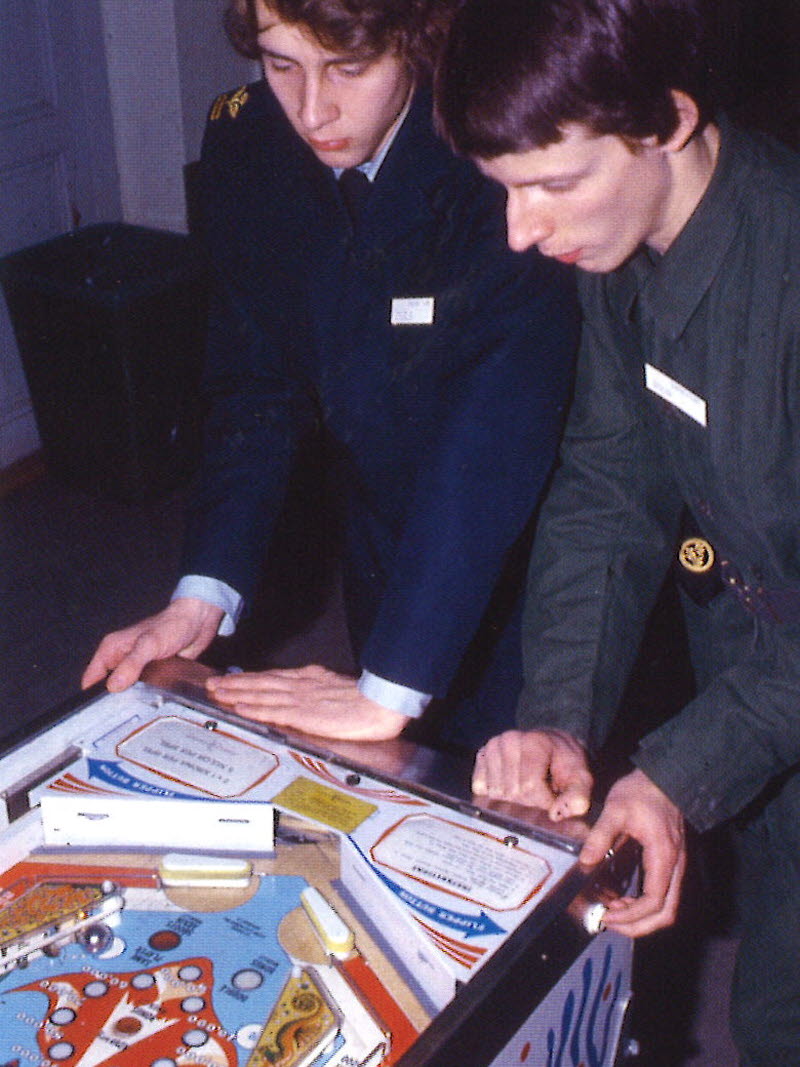 Flipperspel vid grundutbildningen till Tolkskolan 1979-80. Bilden är en del av forsvarsmakten.se/varhistoria.