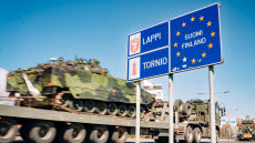 Den svenska kontingenten passerar gränsen till Finland i Haparanda-Tornio.