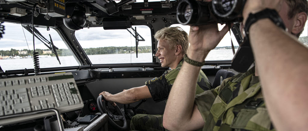 Kikaren går varm ombord på stridsbåten för att hela tiden kunna spana och se om de ska köra fram till platsen för närmare kontroll.